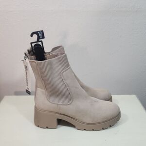 No Boundaries Chelsea Boot Cream Memory Foam Boots Size 12W NWT